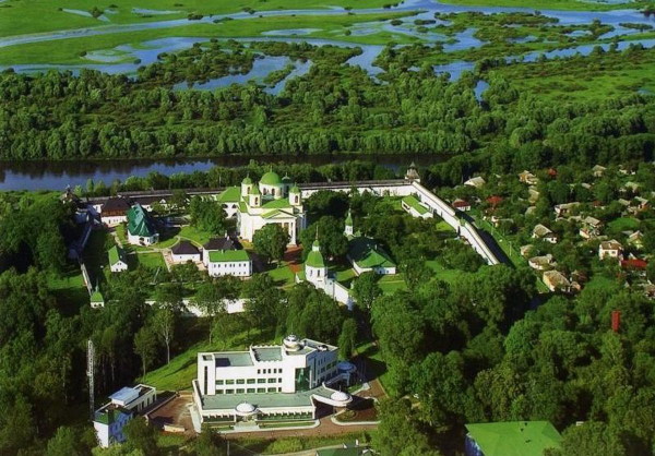 Image -- The panoramic view of the Transfiguration Monastery complex in Novhorod-Siverskyi with the Transfiguration Cathedral (1791-6) in its centre.
