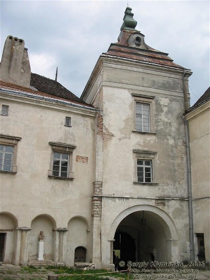 Image -- The Olesko castle (13th-18th centuries): inner courtyard.
