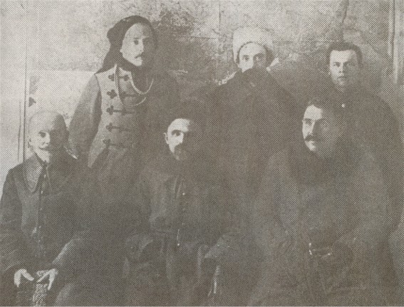 Image -- Mykhailo Omelianovych-Pavlenko (center) in the Pikulice internment camp (1920).