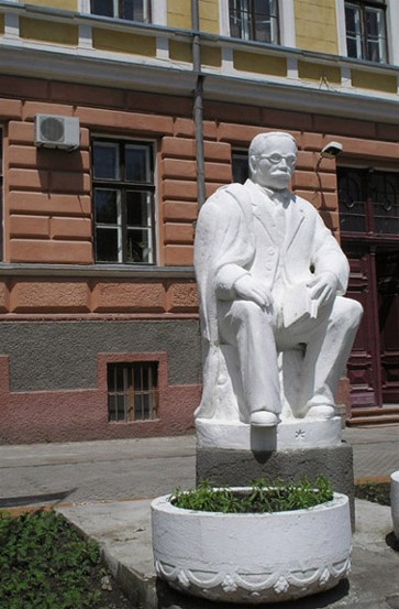 Image -- Osyp Makovei's monument in Chernivtsi.