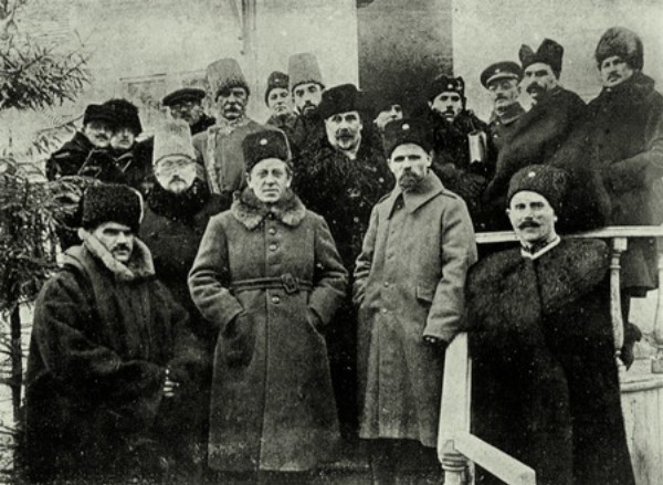 Image -- Symon Petliura, Mykhailo Omelianovych-Pavlenko, and other Ukrainian leaders (late 1920).