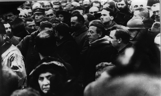 Image -- Semen Petliura and Volodymyr Vynnychenko at a public prayer service (22 January 1919).