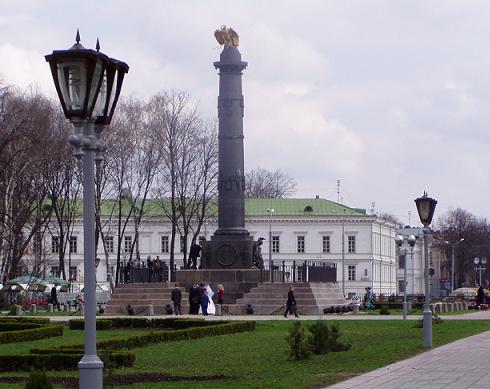 Image -- Poltava: The Column of Glory in the city center.