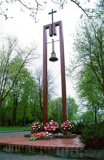 Image -- A monument commemorating victims of the Chornobyl nuclear disaster in Pryluka.