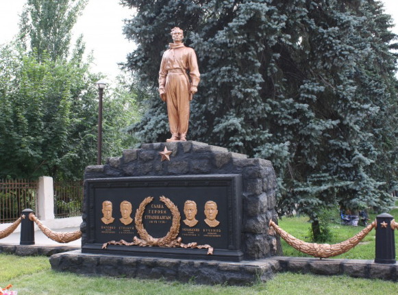 Image -- Hryhorii Pyvovarov: Stratonauts monument in Donetsk.