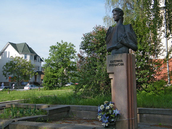 Image -- Kateryna Rubchak's monument in Chortkiv.