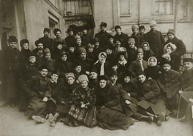 Image -- Actors of Mykola Sadovsky's Theatre (ca 1910).