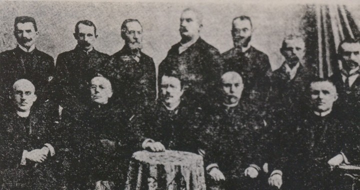 Image -- Members of the supreme council of the Silskyi Hospodar in 1900. Sitting: Y. Folys, T. Dutkevych, Ye. Olesnytsky, I. Kyveliuk, S. Onyshkevych; standing: O. Harasevych, H. Tershakovets, K. Kakhnykevych, M. Kotsiuba, A. Korelia, H. Velychko, A. Zhuk.
