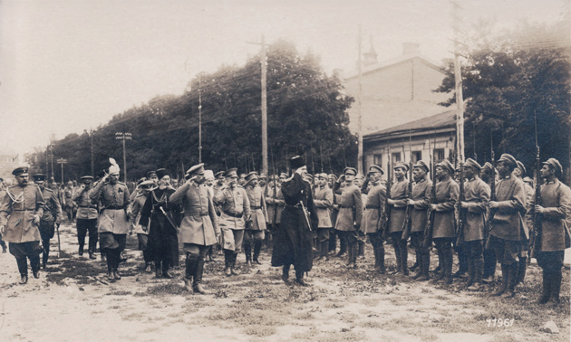 Image -- Pavlo Skoropadsky with the Graycoats troops (1918).
