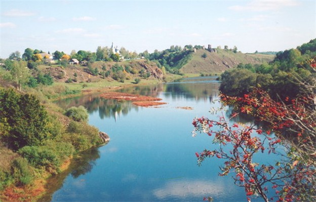 Image -- The Sluch River near Hubkiv, Rivne oblast. View of Kniazha Hora with the ruins of a medieval castle.