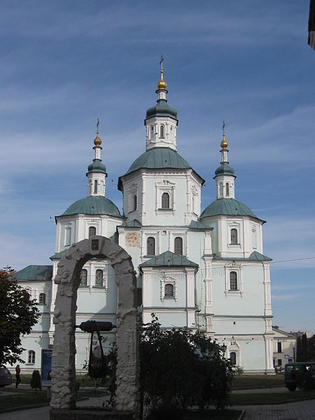 Image -- Sumy: Church of the Resurrection (completed in 1702) and teh Sumy monument.