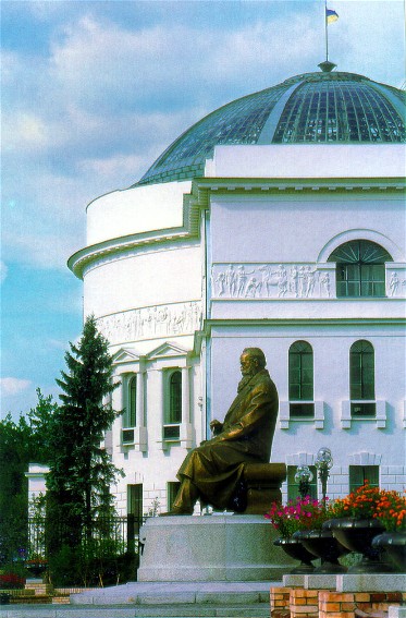 Image -- Teachers Building (formerly Pedagogical Lyceum) in Kyiv, where the Central Rada was located from March 1917 to April 1918, and the monument of Mykhailo Hrushevsky.