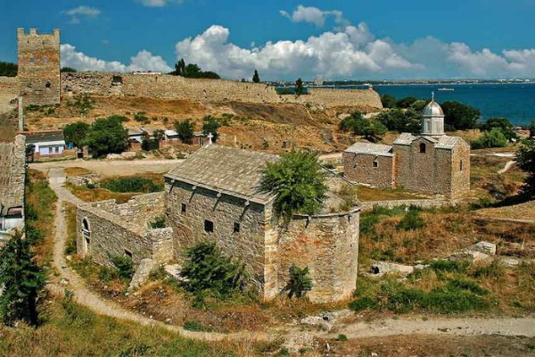 Image -- Teodosiia: the Church of Saint John the Baptist and Genoese fortress.
