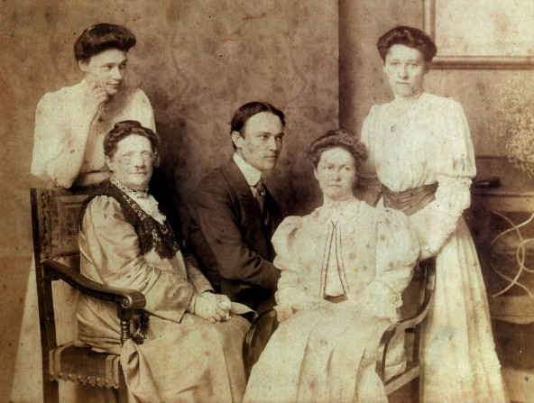 Image -- The Tereshchenko family (1900s).