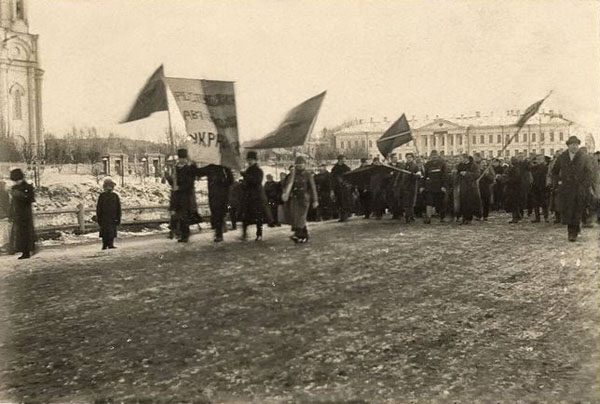 Image -- Tomsk, Siberia: Ukrainian representatives during a manifestation in March 1917.