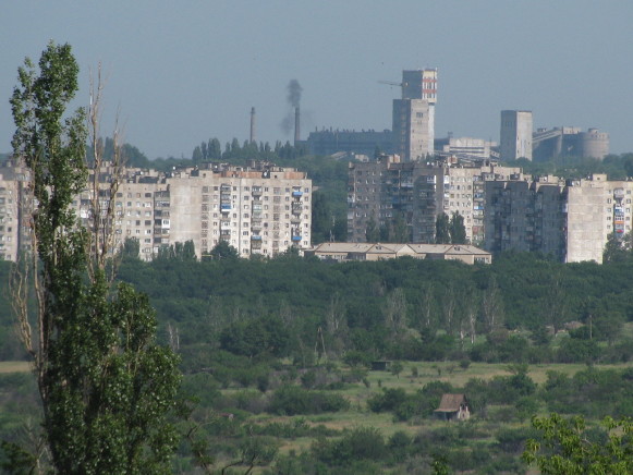 Image -- Torez, Donetsk oblast: coal mine and residential district.