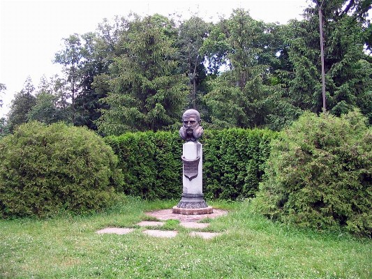 Image -- Ivan Skoropadsky's monument in the Trostianets Dendrological Park.