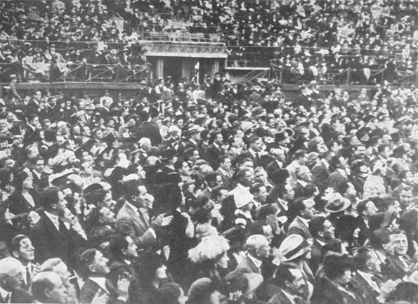 Image -- Over 32,000 spectators of the Ukrainian National Choir concert in Mexico City on 26 December 1922.