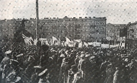 Image -- A manifestation of the supporters of Ukrainian national revolution in Kyiv (1918).
