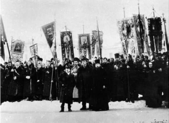 Image -- A pro-tsarist demonstration organized by the Union of the Russian People.