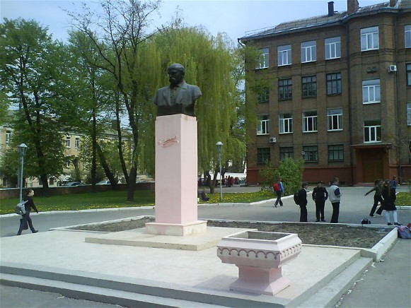 Image -- Vinnytsia: Taras Shevchenko monument.