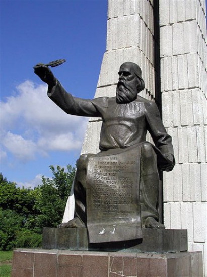 Image -- A monument of Grand Prince Volodymyr Monomakh in Pryluky.