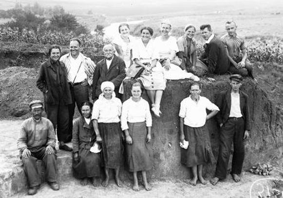 Image -- Volodymyrivka archeological expedition (1930s; with Syslvester Magura, top row, second from right).