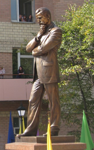Image -- The monument of Volodymyr Vynnychenko in Kropyvnytskyi.