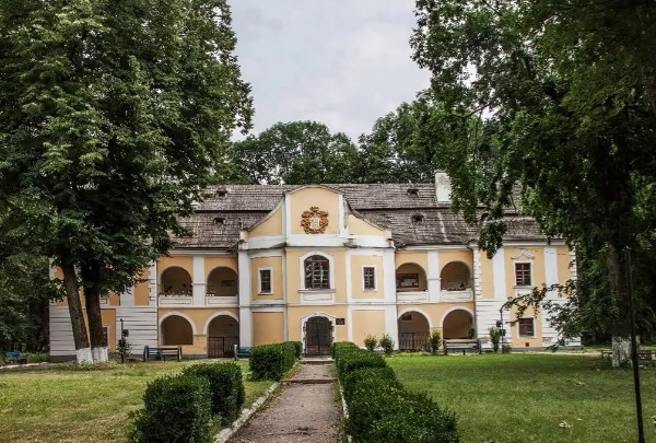 Image -- Vynohradiv: Perenyi palace.