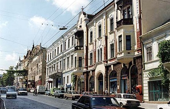 Image -- A street in Vyzhnytsia, Chernivtsi oblast.