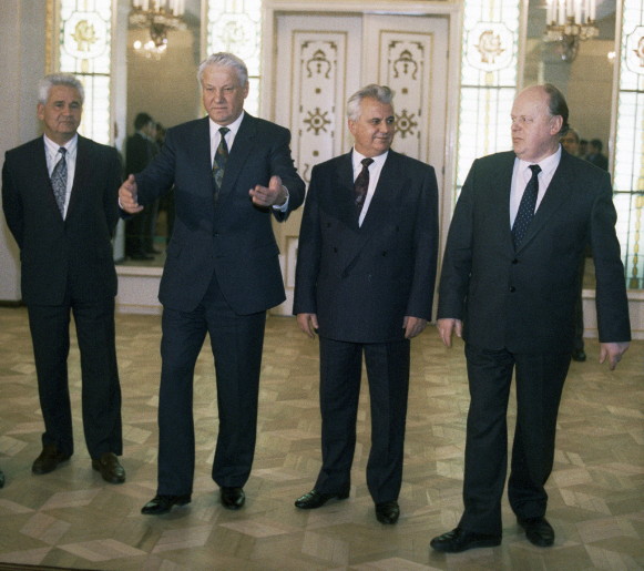 Image -- Boris Yeltsin, Leonid Kravchuk, and Stanislau Shushkevich in 1991 (with Vitold Fokin in background on left).