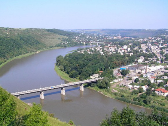 Image -- The Dnister River flowing around Zalishchyky.